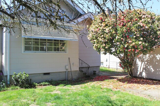 Building Photo - 3006 NE 66th Ave