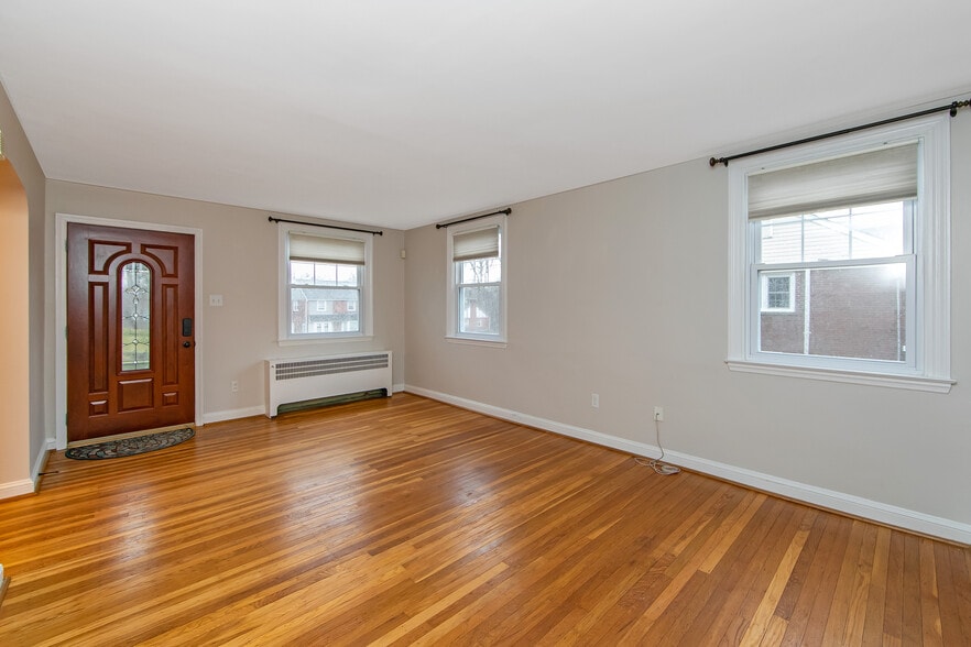 Building Photo - 204 Greenbriar Ln