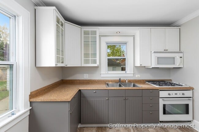 Building Photo - 4 Bed, 2 Bath Single Family Home