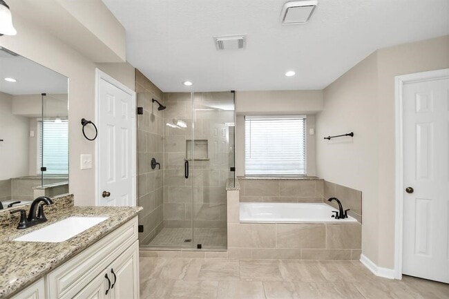Building Photo - 2519 Palace Dr