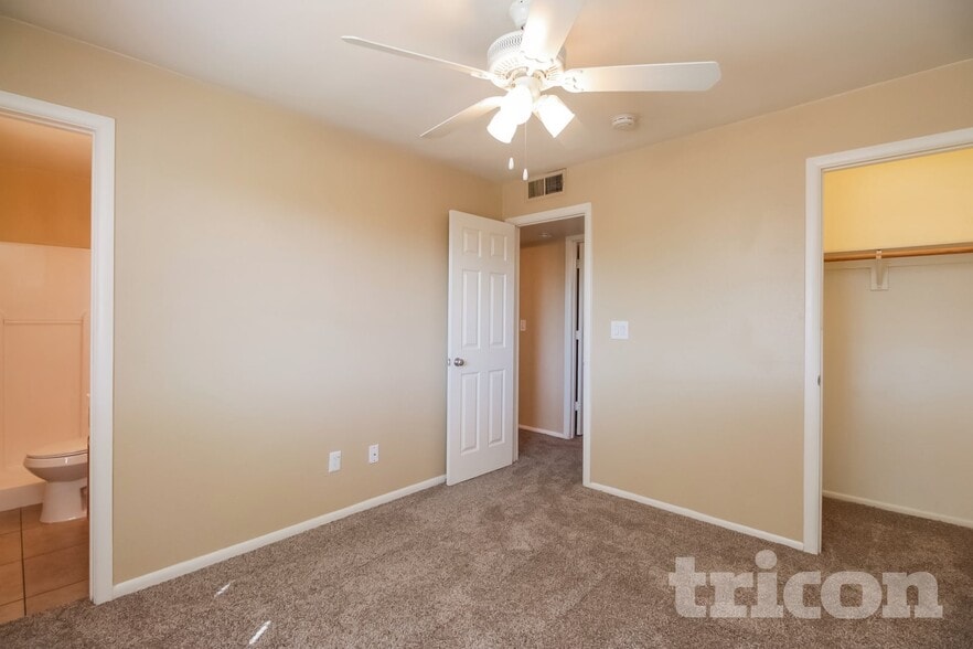 Building Photo - 5017 W Sierra Vista Dr