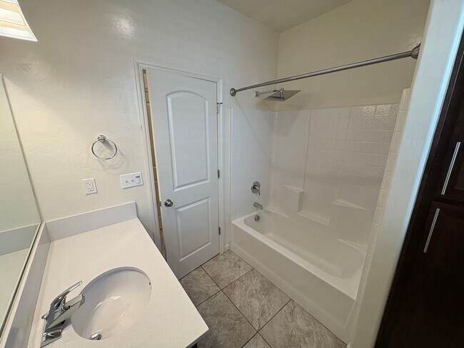 Building Photo - Beautiful home in a gated community Rent Ready!