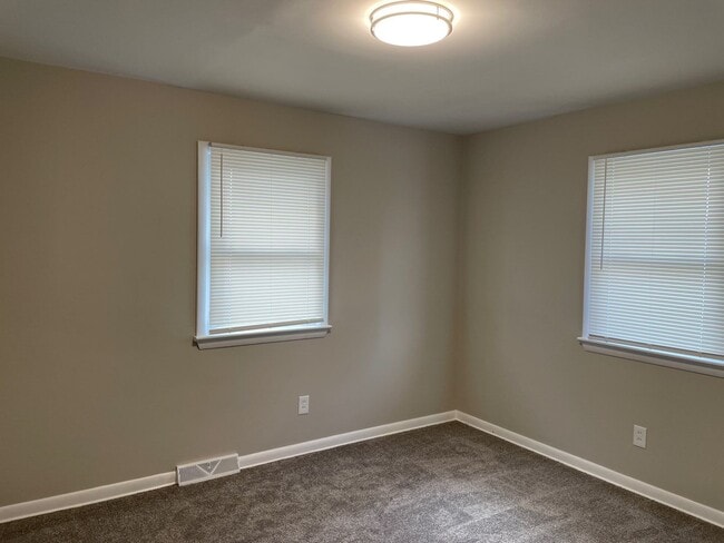 Building Photo - 1910 Thornapple Ave