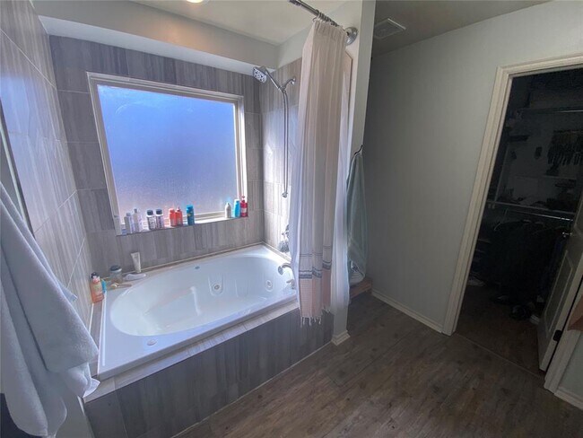 Building Photo - 1633 NE 11th St