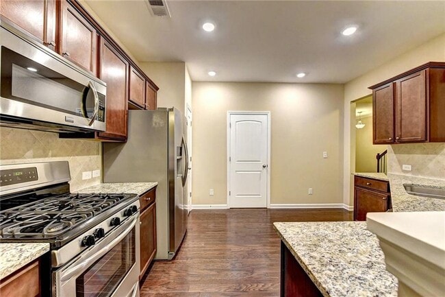 Building Photo - 1075 Hampton Oaks Dr