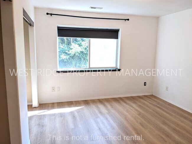 Building Photo - 6824 N Astor St