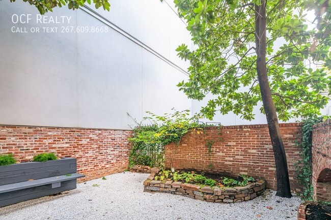 Building Photo - Stunning Old City Townhome