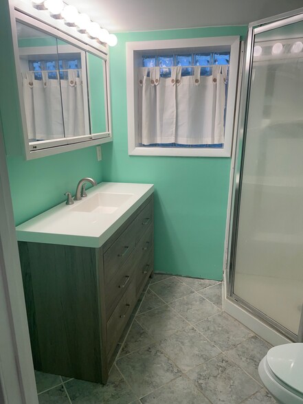 New Bathroom - 1821 W Fletcher St