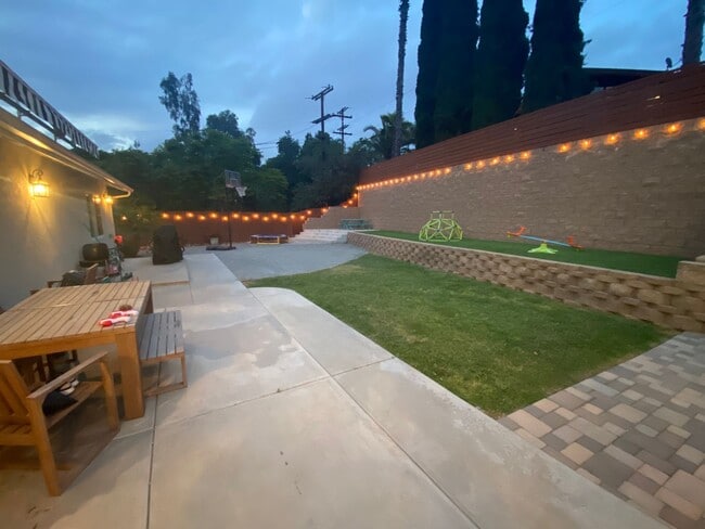 Building Photo - Beautiful 5 Bed, 2 Bath with Large Yard in Mount Helix!!