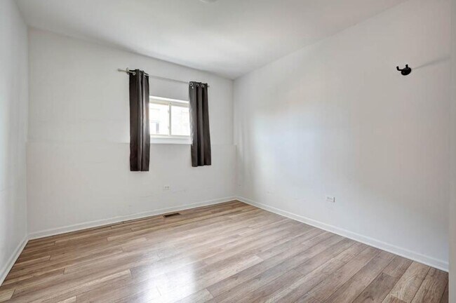 Building Photo - 2 bedroom in Chicago IL 60647