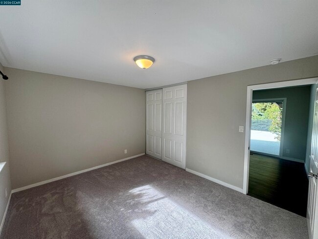 Building Photo - 62 Winding Glen