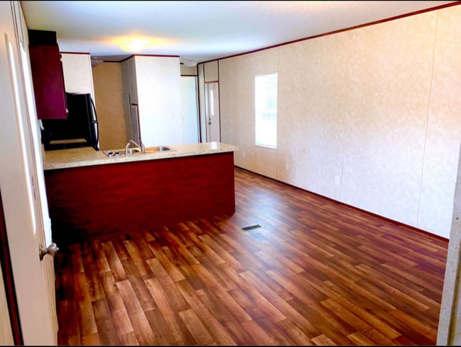 Building Photo - 104 Persimmon Dr