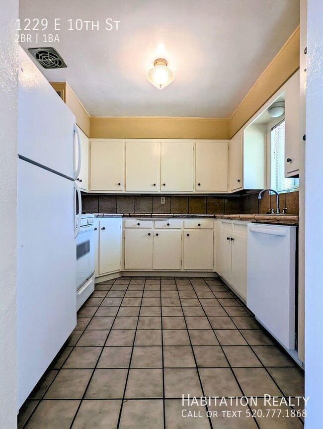 Building Photo - Pre-Lease!! Spacious 2 bed/1 bath Universi...