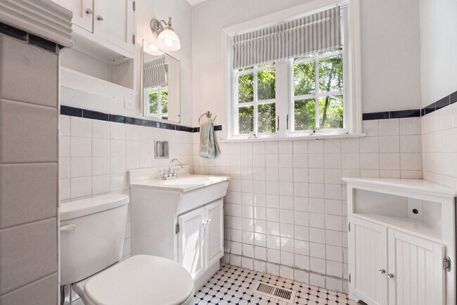 Building Photo - Charming Bungalow in Sunset Hills Neighborhood