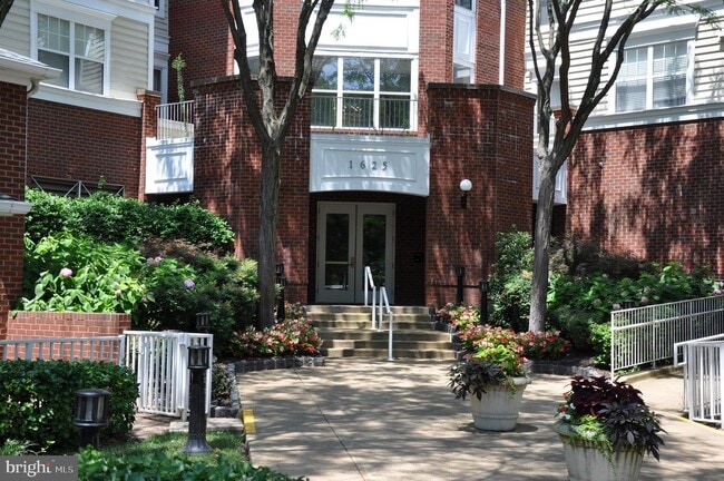 Building Photo - 1625 International Dr