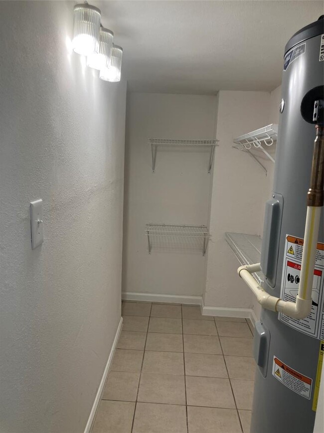 Building Photo - 5914 Lago Vista Way