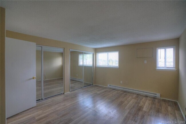 Building Photo - 528 Shennecossett Rd