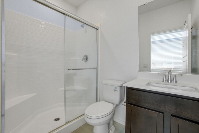 Building Photo - MULTI-GENERATIONAL New Build Home with En Suite In Skye Canyon!