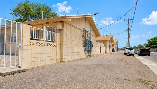 Building Photo - Large Move-In Ready 1-Bedroom Near Kirtland AFB