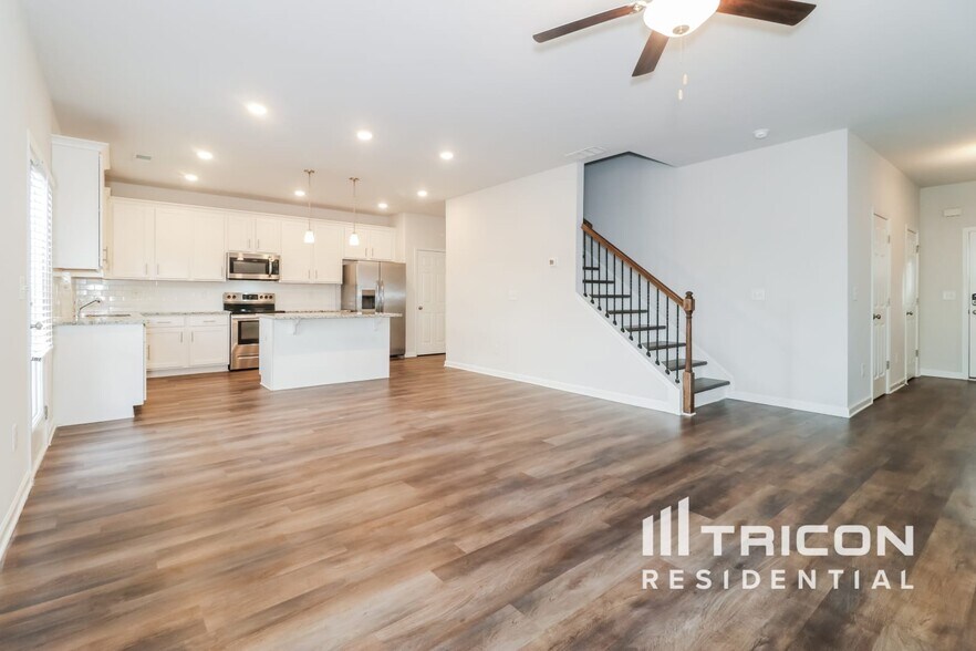 Building Photo - 2848 McKenzie Dr