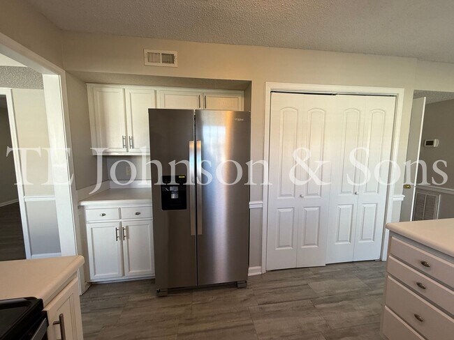 Building Photo - Spacious 4 Bedroom Home with Modern Comfor...