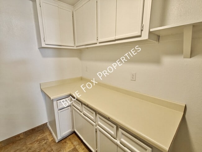 Building Photo - 880 E Peppergrass Ln