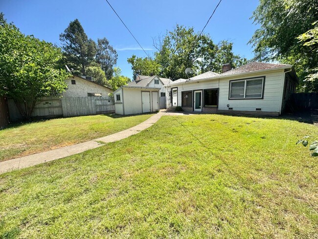 Building Photo - 548 W 4th Ave