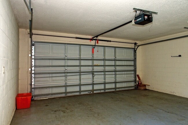 Building Photo - 3bed / 2.5 bath, 2-story townhome with 2-c...