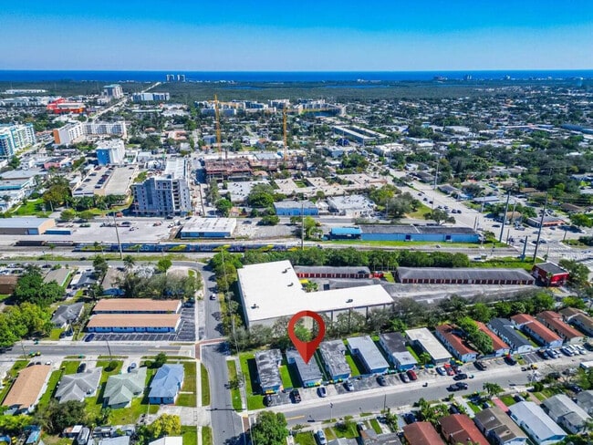 Building Photo - 138 SW 5th Ct