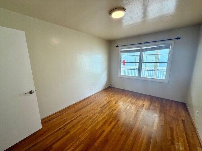 Building Photo - 2 bedroom 1 bath apartment in Downtown Monterey!