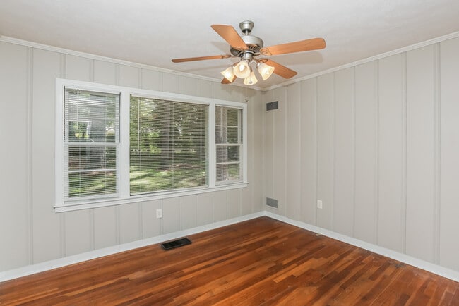 Building Photo - 1085 Meadow Heights Dr