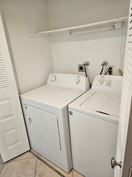 Building Photo - 2867 Bamboo Ct