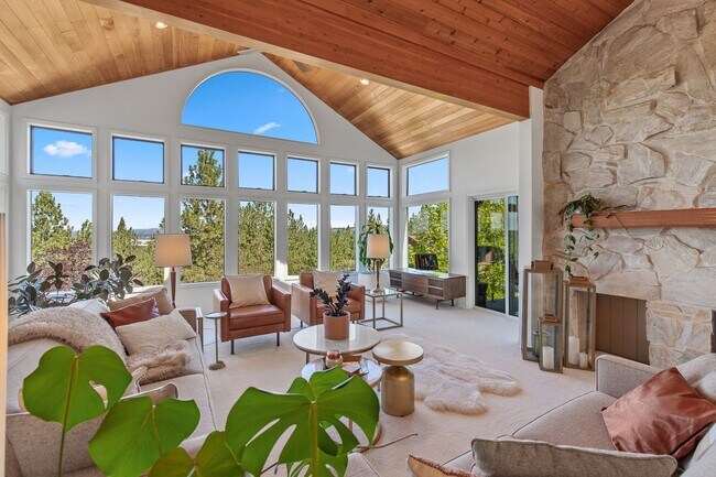 Building Photo - Beautifully Remodeled Execute Home - Parti...