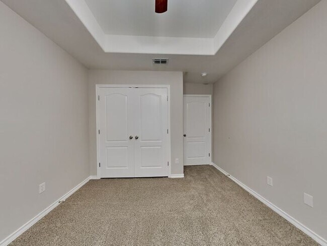 Building Photo - No Application Fees* $1000 Off 1st Month R...