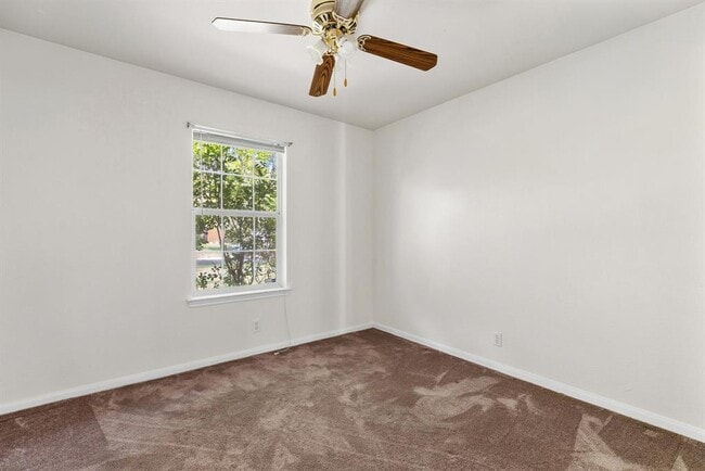 Building Photo - 106 Wisteria Dr