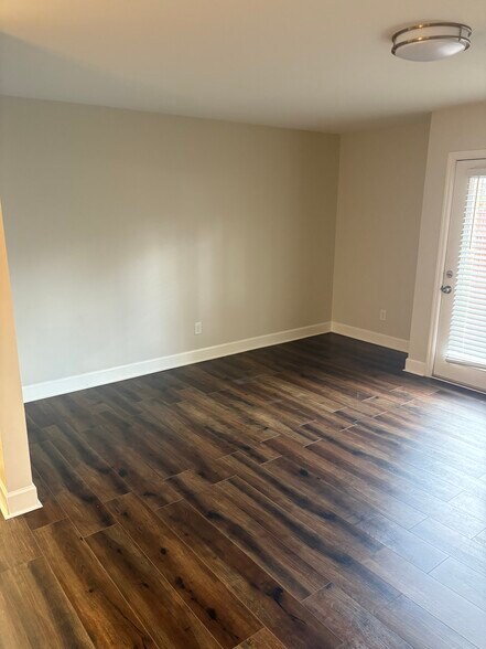 Building Photo - 515 Basswood Ave