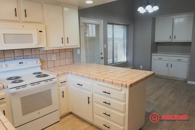 Building Photo - Beautiful 3 Bedroom Home Located in the Southwest!