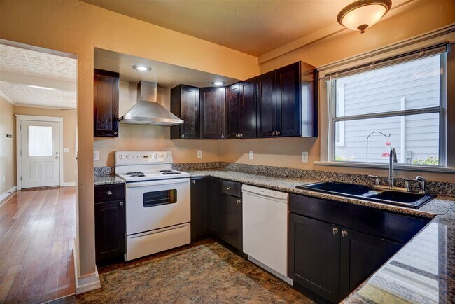 Building Photo - Home and Office potential!
