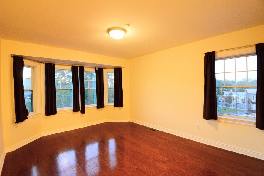 Living Room - 100 Sheldrake Pl