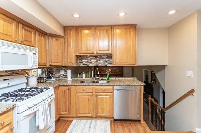 Building Photo - BEAUTIFUL 4BD SPLIT-LEVEL HOME in VILLA LO...