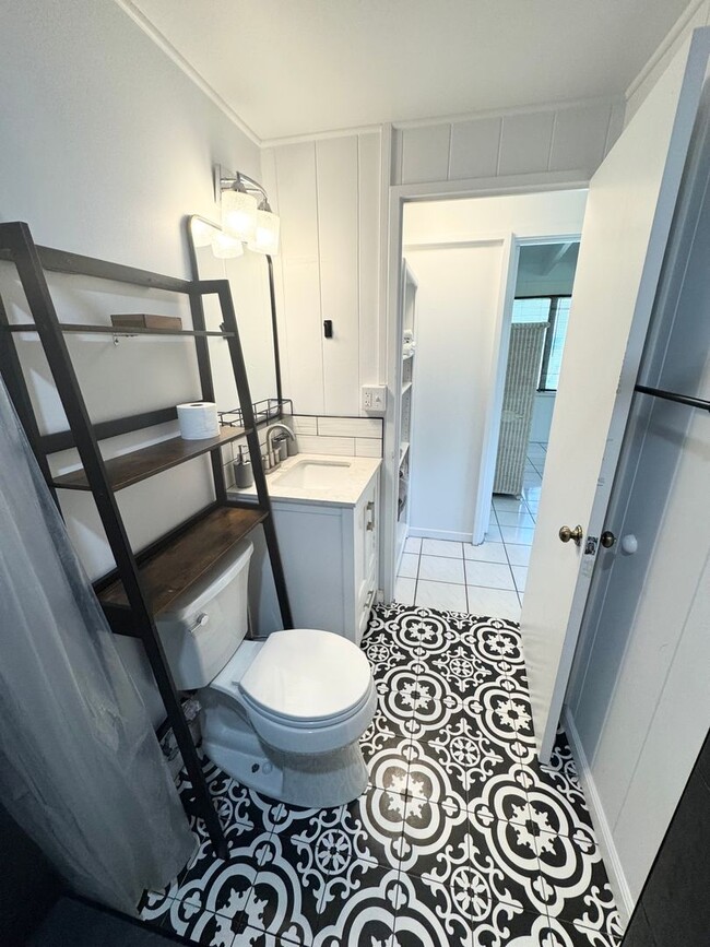 Building Photo - Ready for move in! Utilities included! One...