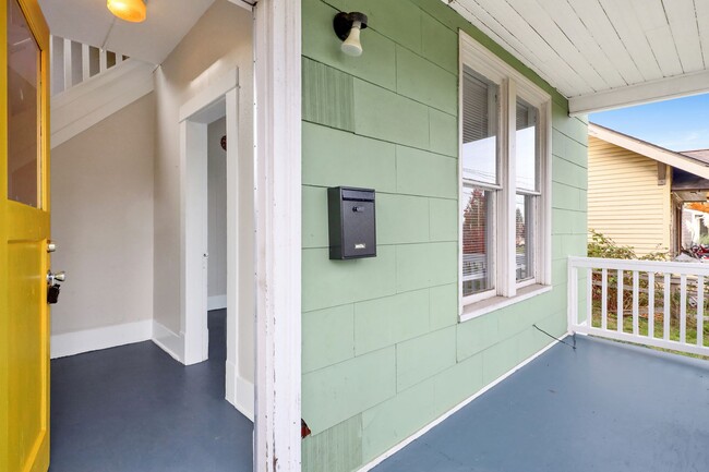 Building Photo - $1,000 Grocery Store Gift Card! 4 Bedroom, 1 bathroom Home in the York neighborhood for Rent!