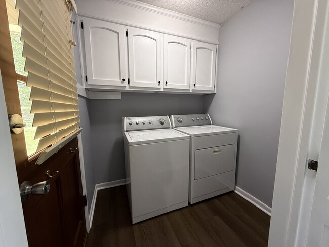 Building Photo - 110 S Pinepoint Dr