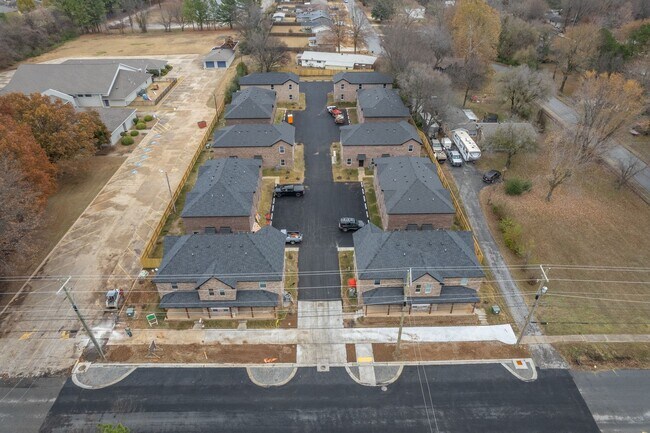 Building Photo - 1346 N Porter Rd