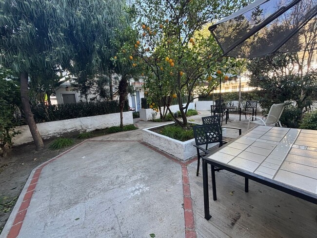 Building Photo - Blix, 10814-10818