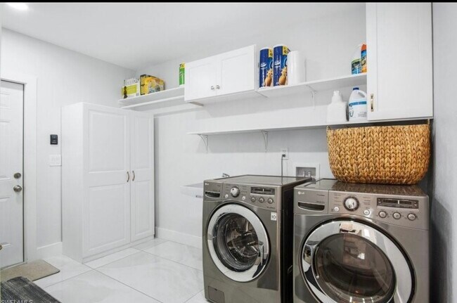 Building Photo - 8139 Las Palmas Way