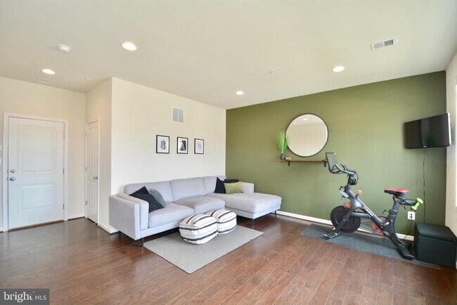 Building Photo - 22305 Broadway Ave