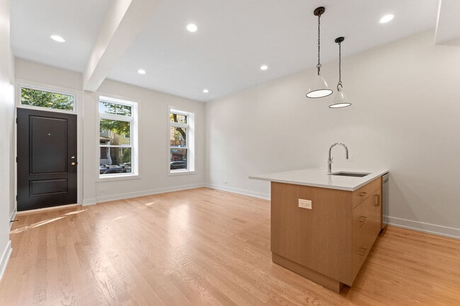 Building Photo - 1954 N Sheffield Ave