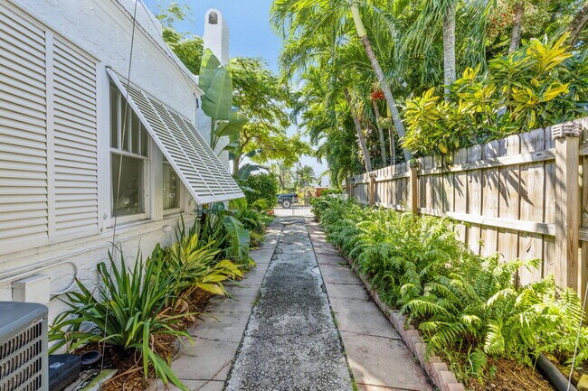 Building Photo - 715 Kaye St