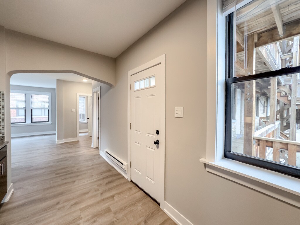 Building Photo - 4411 N Wolcott Ave